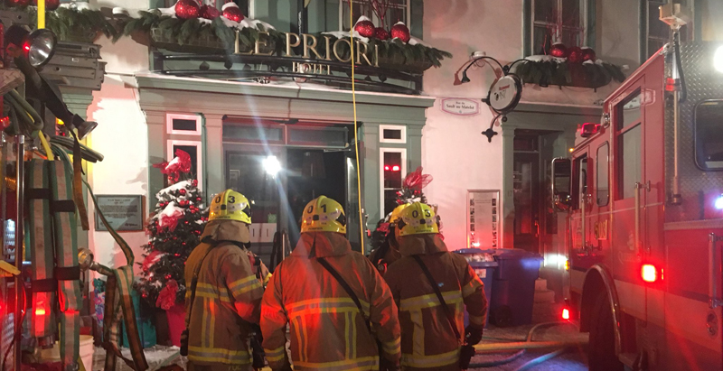 Incendie dans un Hôtel à Québec — DERNIÈRE HEURE Incendie dans un Hôtel à Québec — DERNIÈRE HEURE