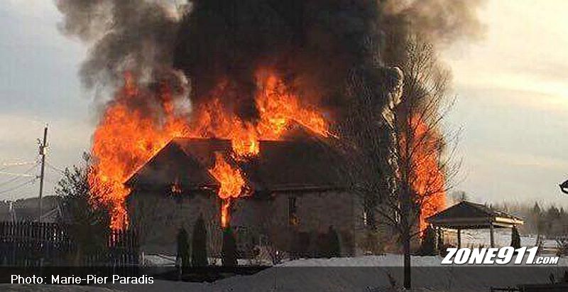 Incendie à St-Elzéar : un corps a été retrouvé dans les décombres