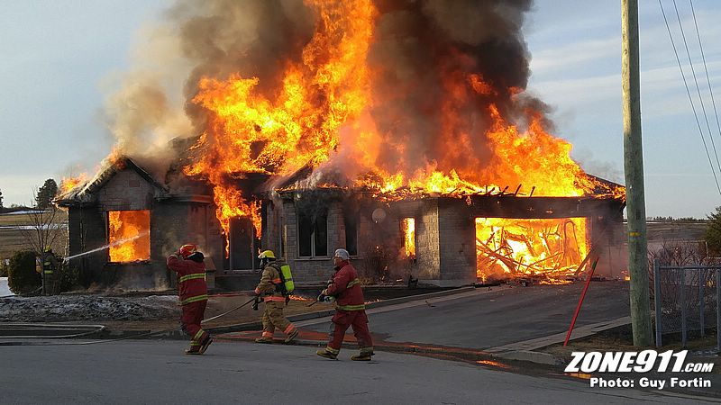 Incendie à St-Elzéar : un corps a été retrouvé dans les décombres