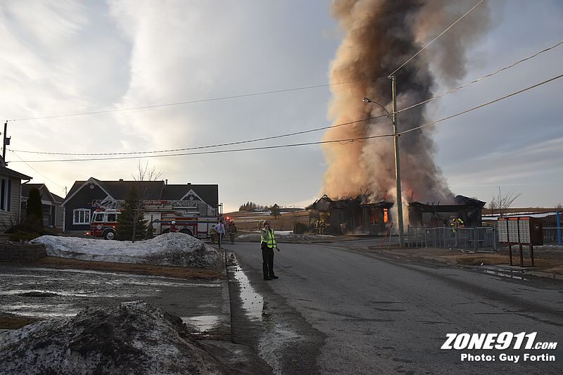 Incendie à St-Elzéar : un corps a été retrouvé dans les décombres