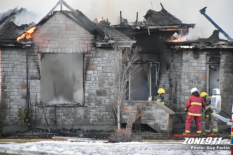 Incendie à St-Elzéar : un corps a été retrouvé dans les décombres