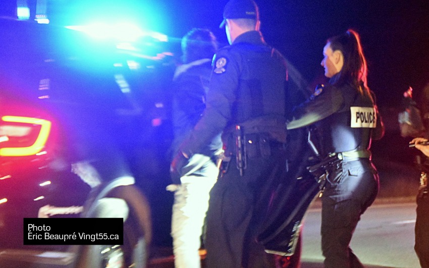 Poursuite au volant dun poids lourd interceptés sur lautoroute 20 les suspects nont pas fait le poids face à la SQ Crédit photo Eric Beaupré Vingt55 Tous droits réservés 111W 