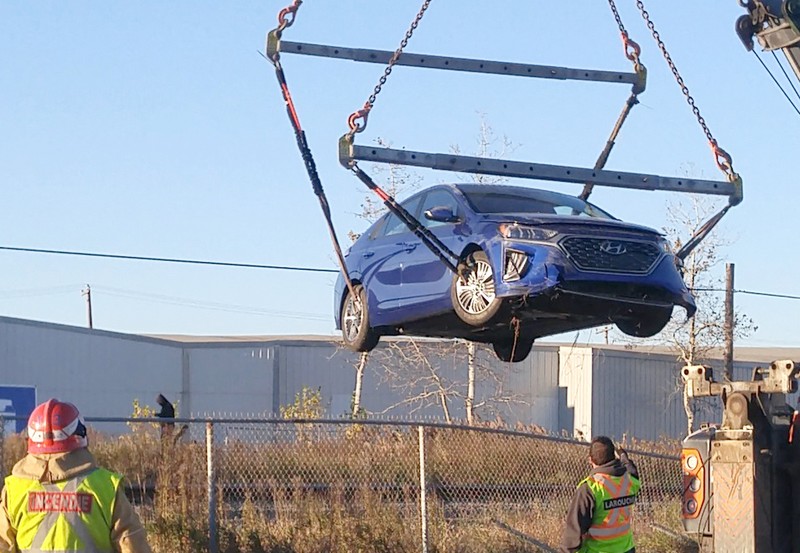 Accident inusité un véhicule se retrouve sur la voie ferroviaire 