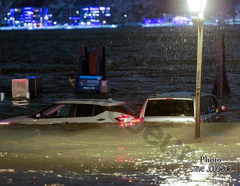 Le fleuve déborde, des rues inondées et des voitures submergées dans l'eau 
