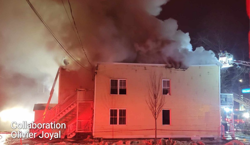 Incendie majeur à Saint-Hyacinthe un immeuble à logements entièrement détruit 
