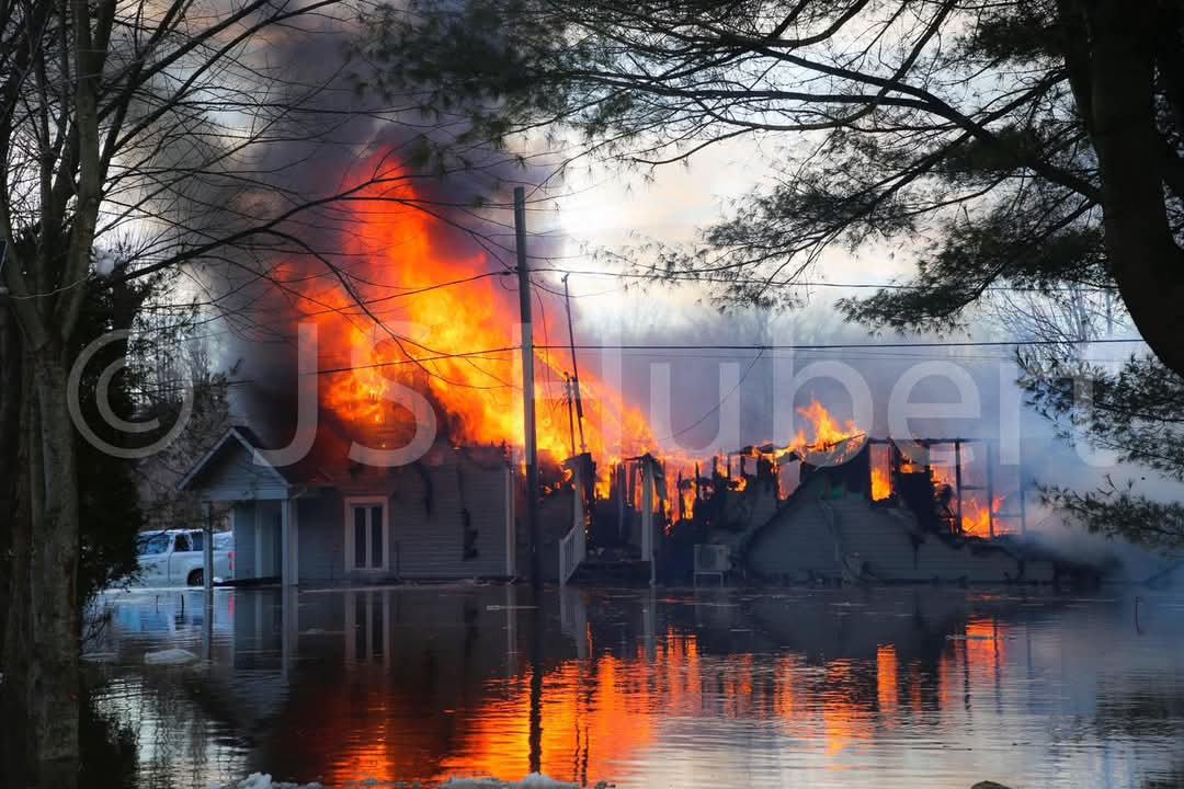 Une résidence ravagée par un incendie en pleine inondation