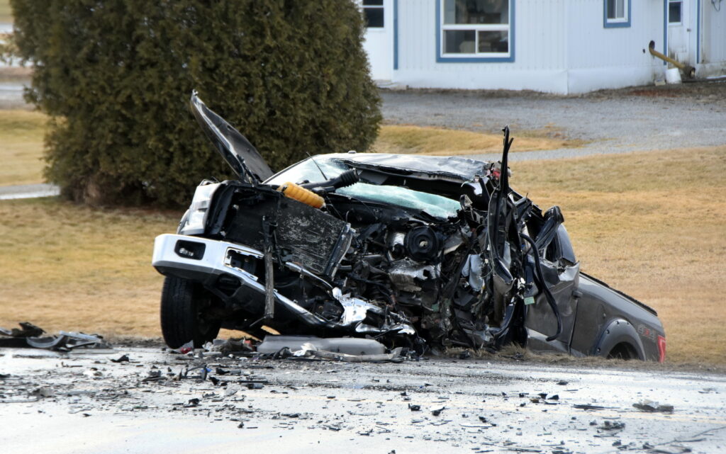 Grave collision frontale entre une camionnette et un semi-remorque près de Drummondville 