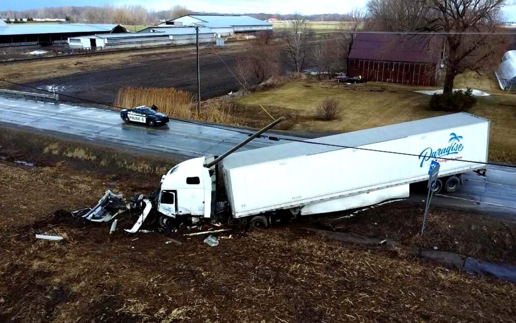 AccCamionVsAuto Credit photo Eric Beaupre Vingt55 013 1024x641