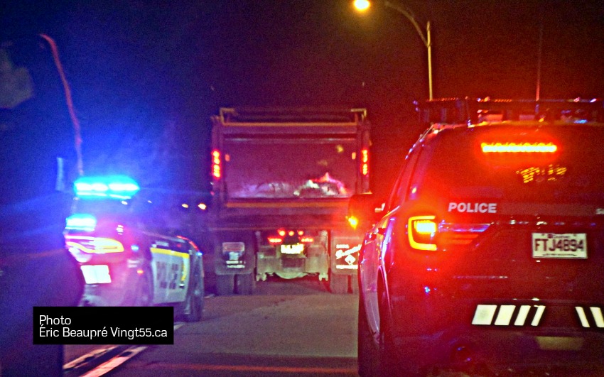 Deux présumés voleurs d'un camion lourd arrêtés après une poursuite policière 