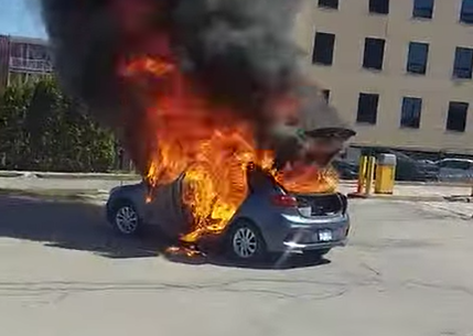 Une voiture en feu dans le secteur de l'hôpital St-Sacrement (video)