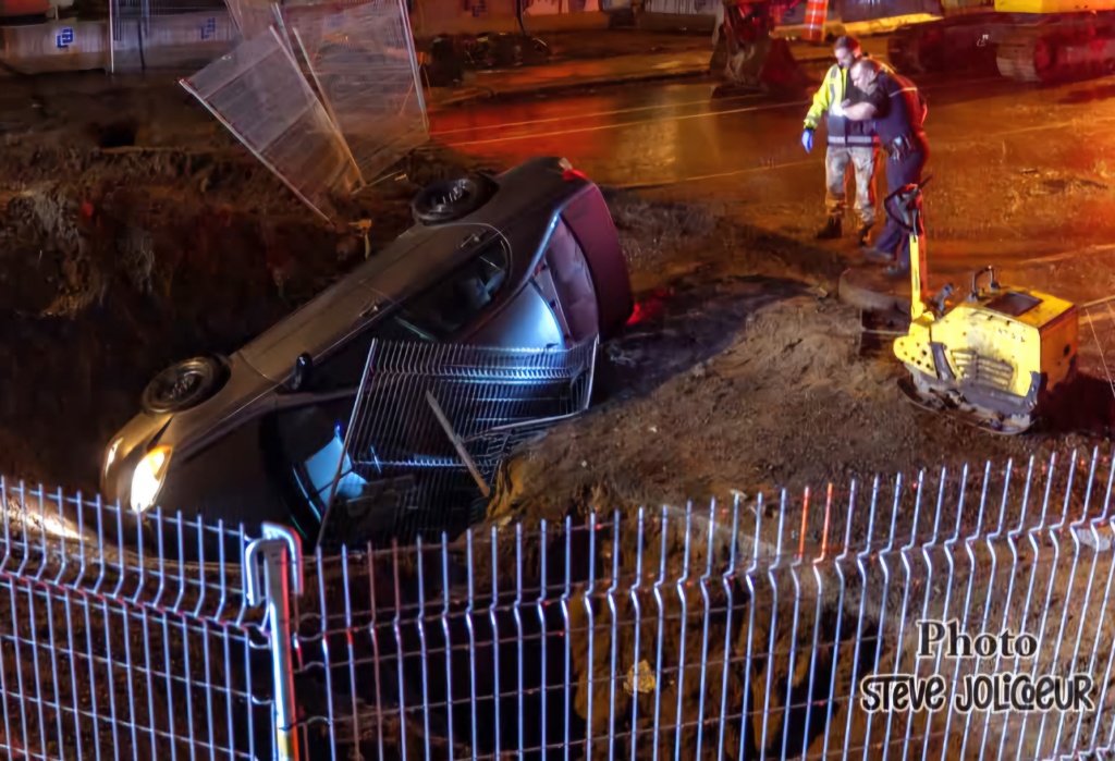 Accident - Québec : Une conductrice tombe dans un trou de chantier et est arrêtée