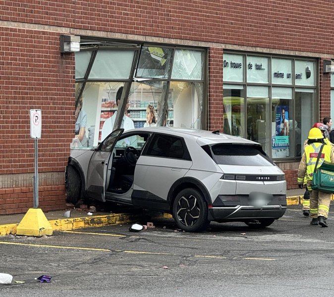 Accident à Québec - Un véhicule défonce la vitrine d’une pharmacie 