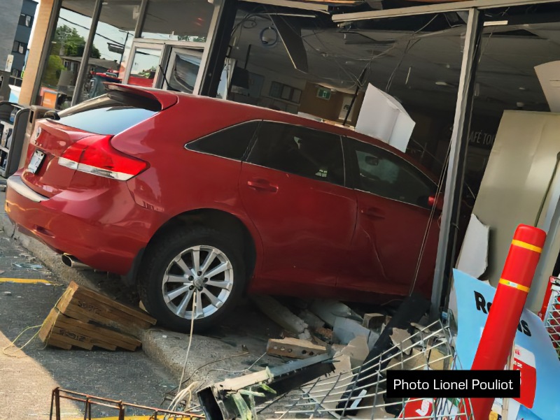Accident - Une voiture fonce dans un Couche-Tard 