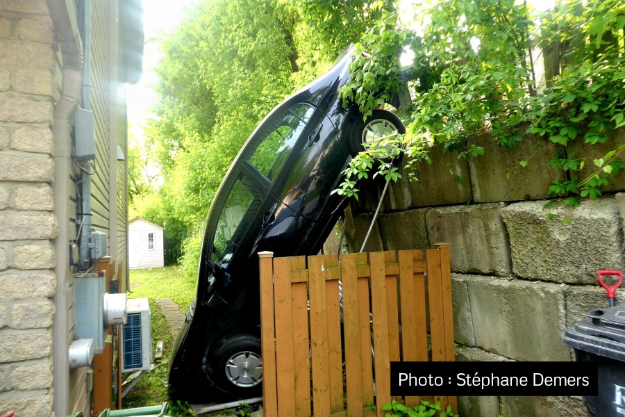 Accident - inusité - Un véhicule chute d'un stationnement 