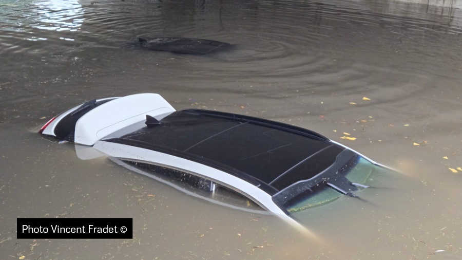 Inondation spectaculaire à Québec : des automobilistes secourus par les pompiers sous un viaduc submergé