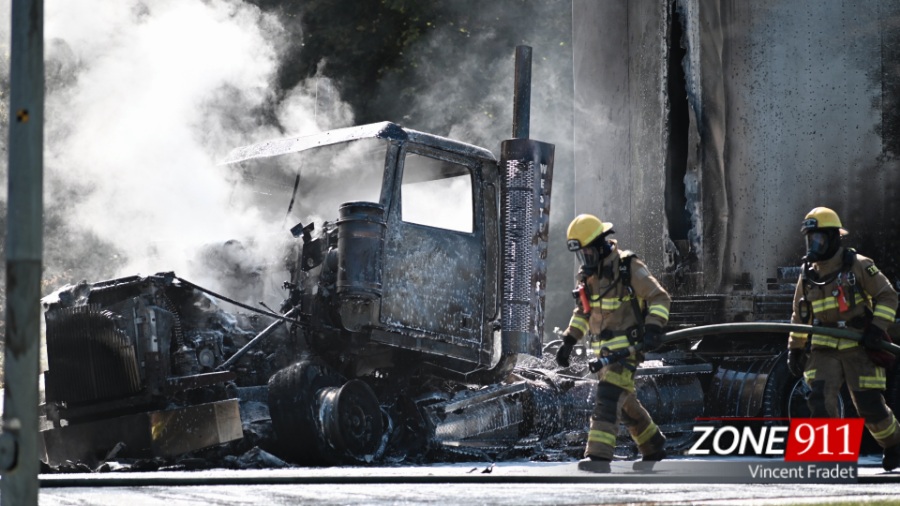 Un camion semi-remorque en feu dans une halte routière de l'autoroute 40