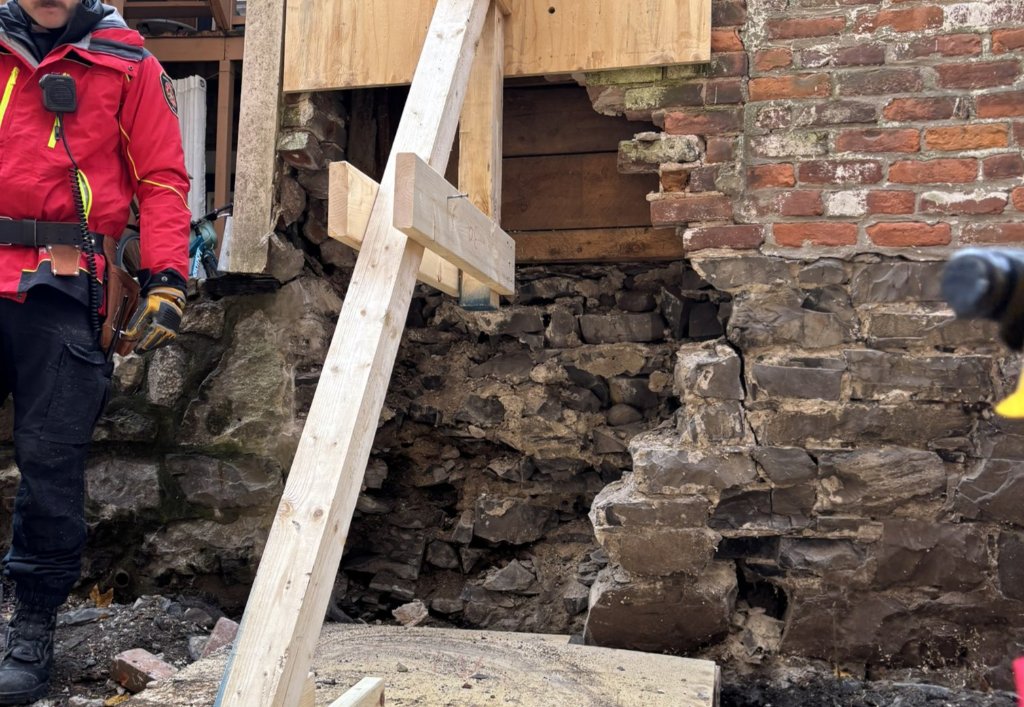 Structure dangereuse dans le Vieux-Québec : les pompiers ont dû solidifier temporairement un mur