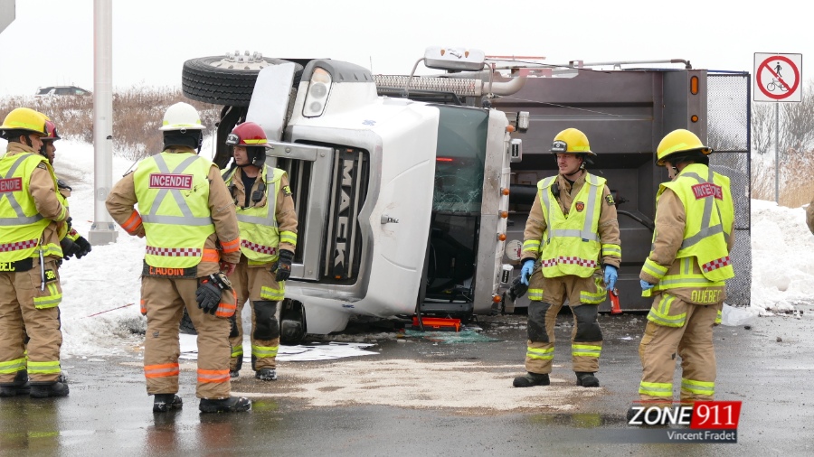 Accident dans le parc industriel - Renversement d’un camion-benne sur la rue Dalton 